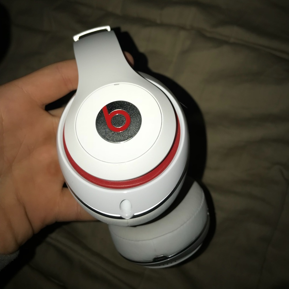 White/red Beat Studios